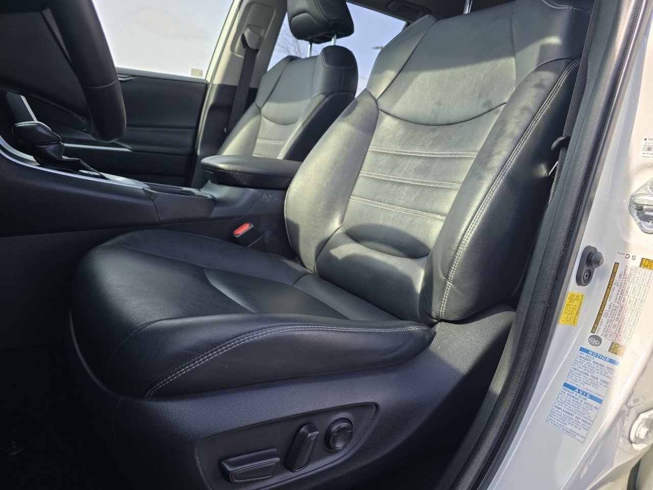 Used 2022 Toyota RAV4 XLE Premium image 24