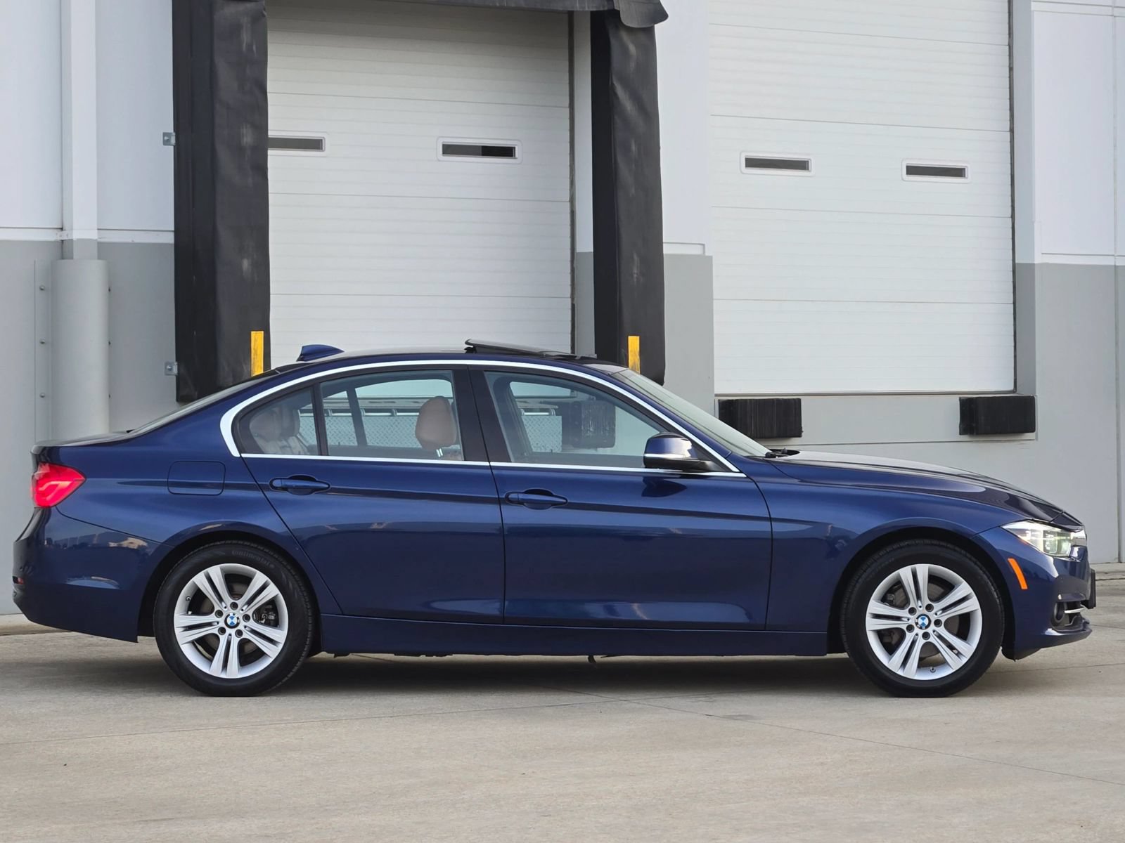 Used 2018 BMW 330i xDrive Sedan w/ Premium Package AWD/4WD image 9