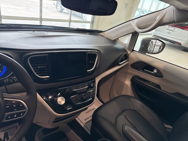 Used 2022 Chrysler Pacifica Touring-L FWD image 12