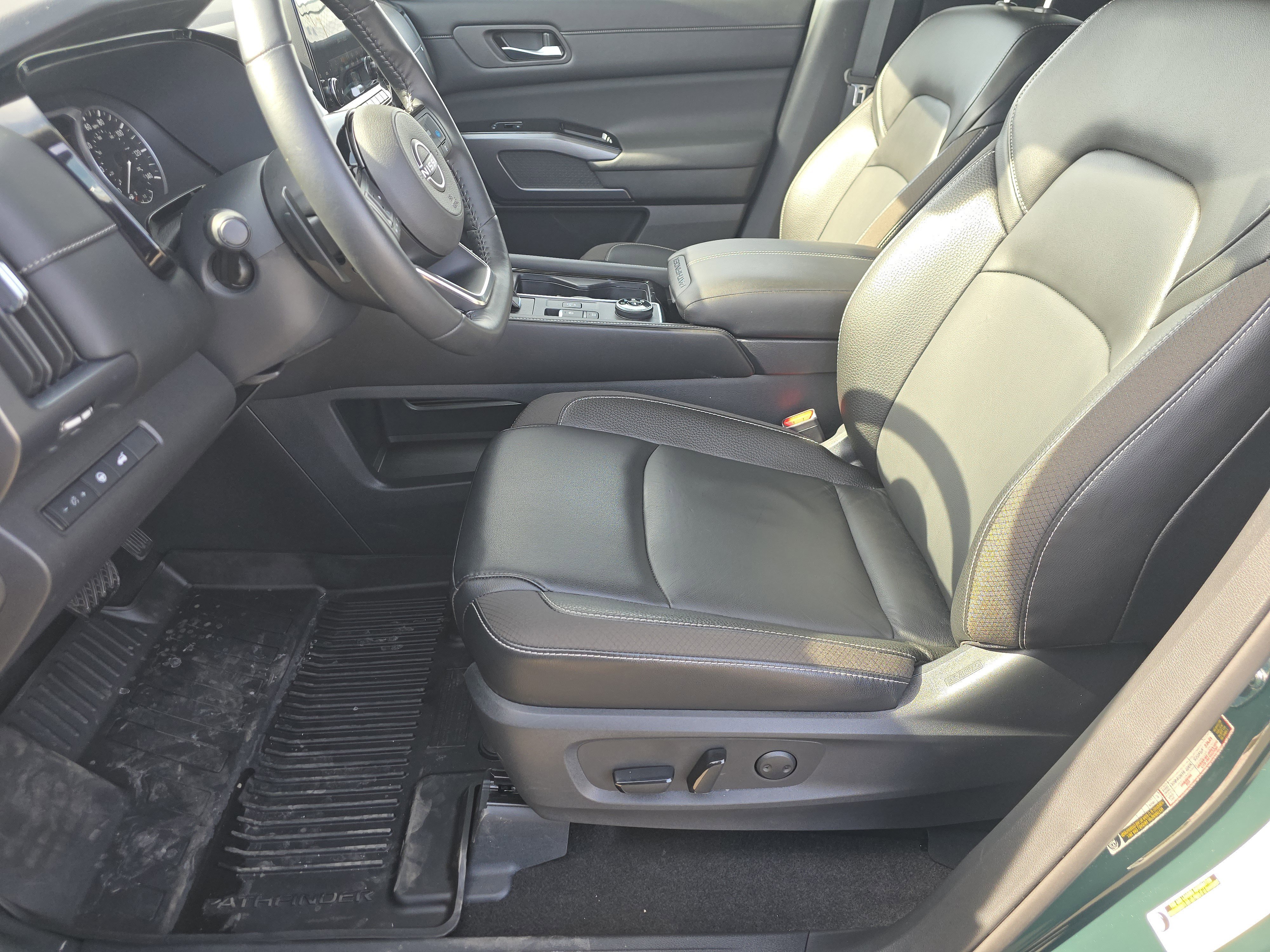 Used 2023 Nissan Pathfinder SL w/ Black Appearance Package image 19