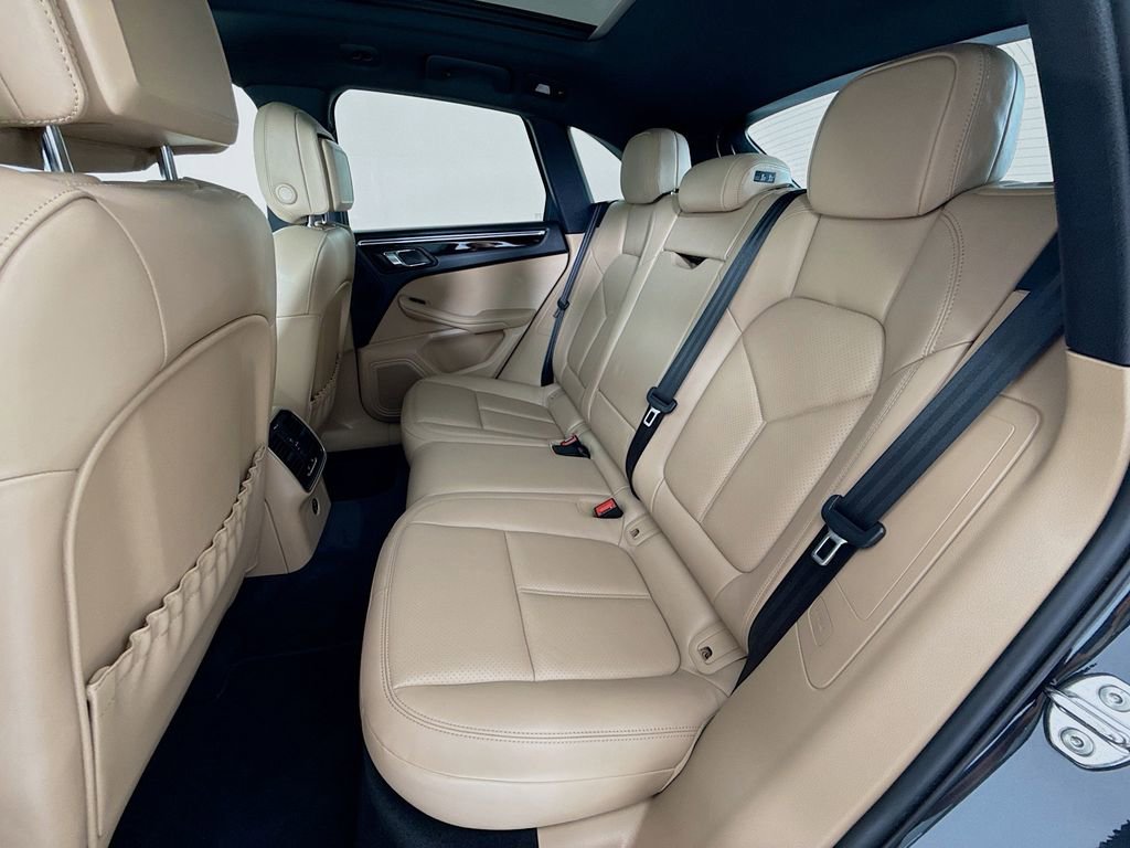 Certified 2023 Porsche Macan AWD/4WD image 23