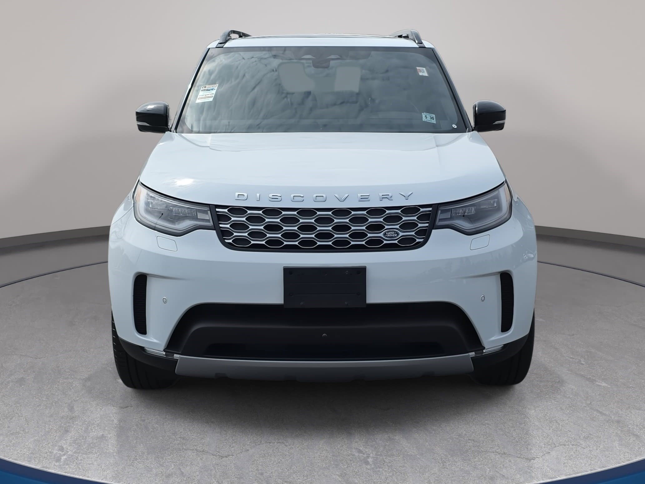 Used 2025 Land Rover Discovery S image 2