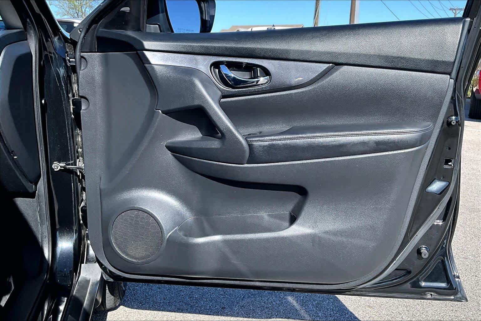 Used 2018 Nissan Rogue SV image 23