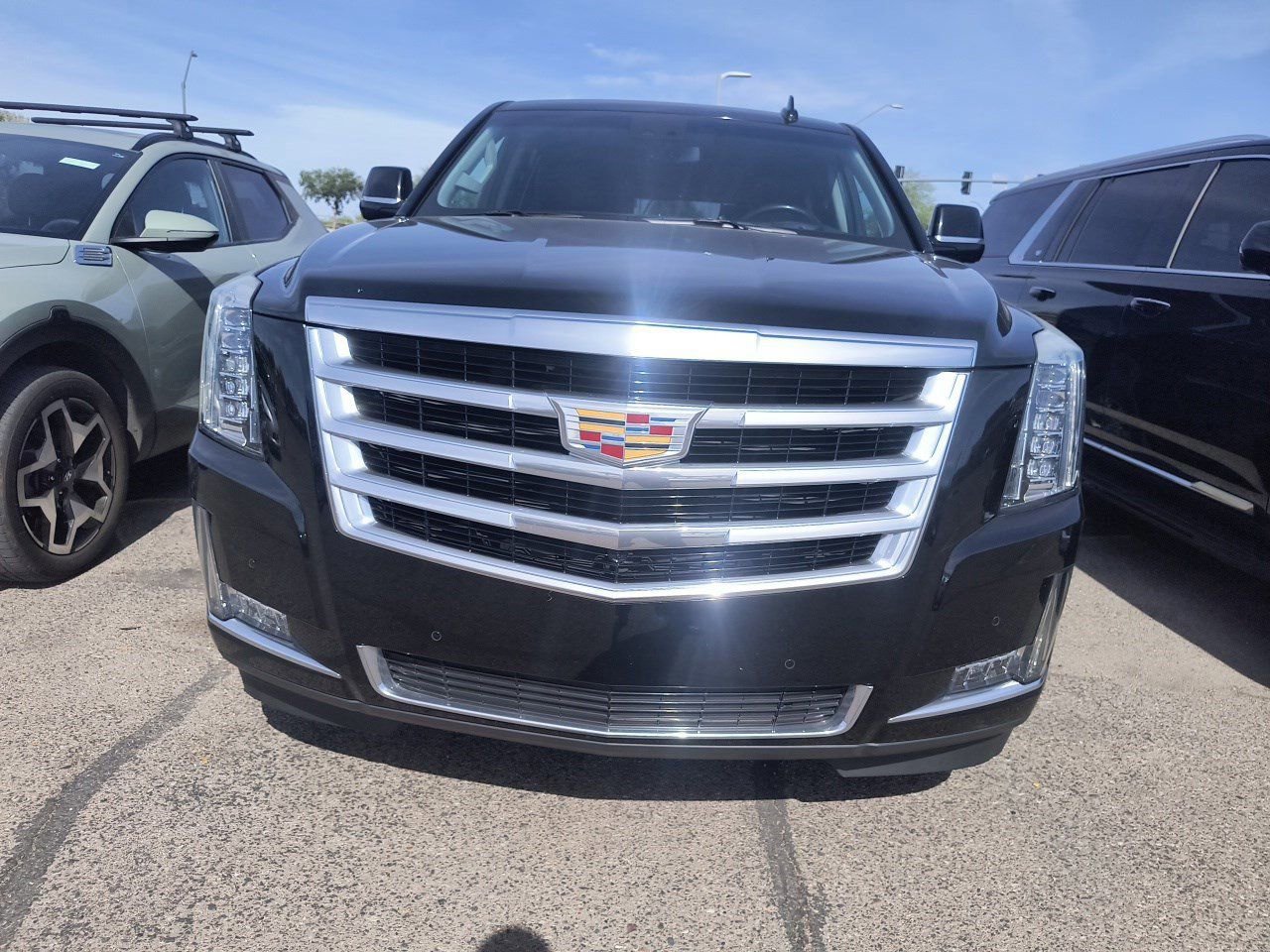 Used 2019 Cadillac Escalade ESV Luxury RWD image 2