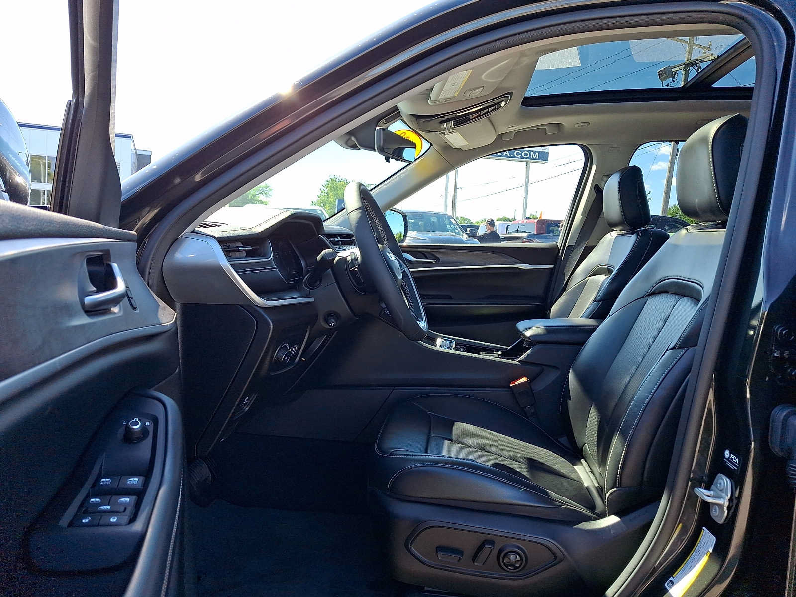 Used 2023 Jeep Grand Cherokee Limited w/ Luxury Tech Group II AWD/4WD image 14