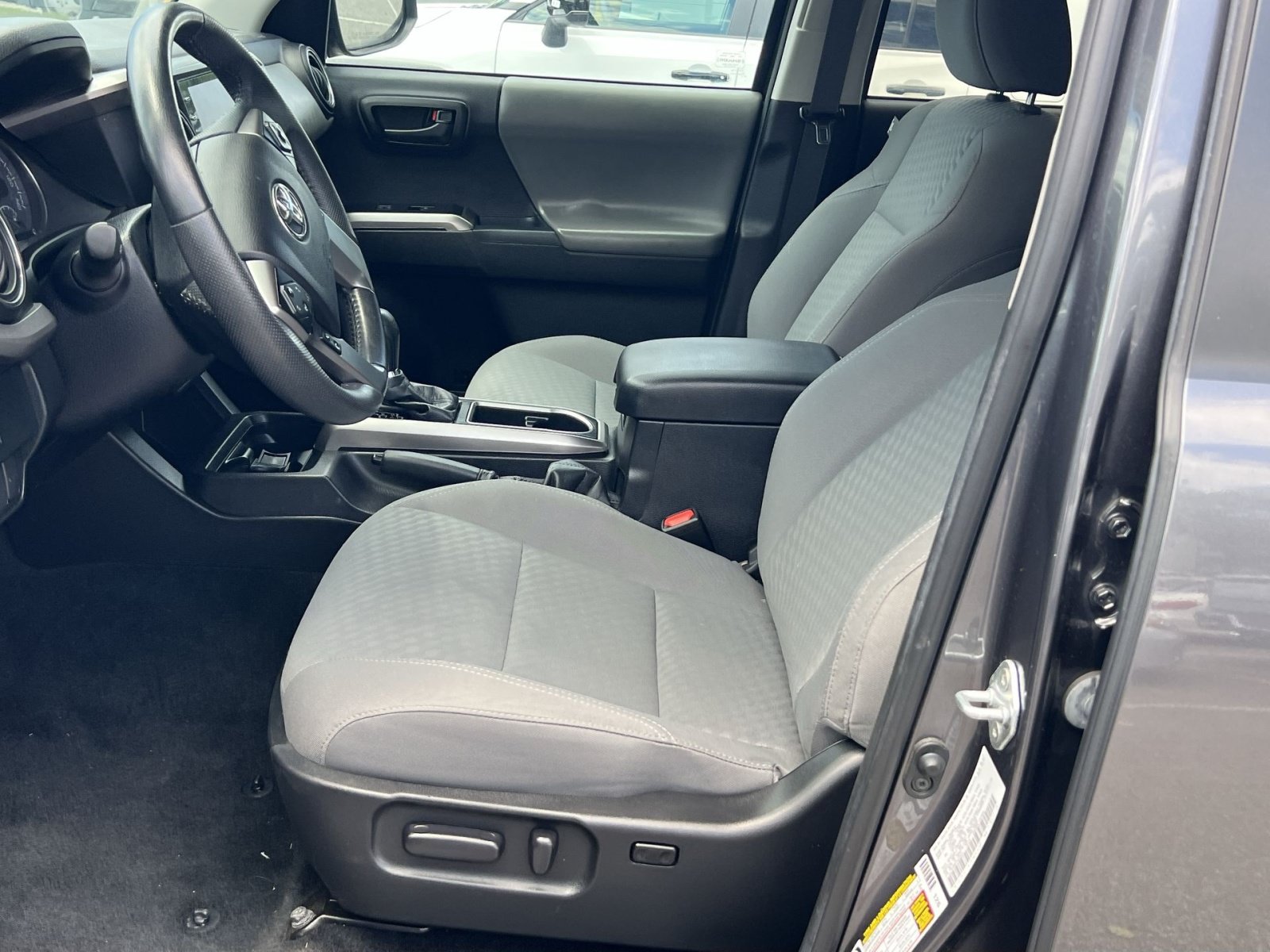 Used 2021 Toyota Tacoma SR5 AWD/4WD image 10