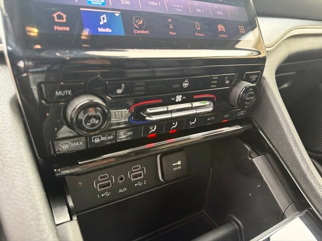 Used 2023 Jeep Grand Cherokee Limited AWD/4WD image 33