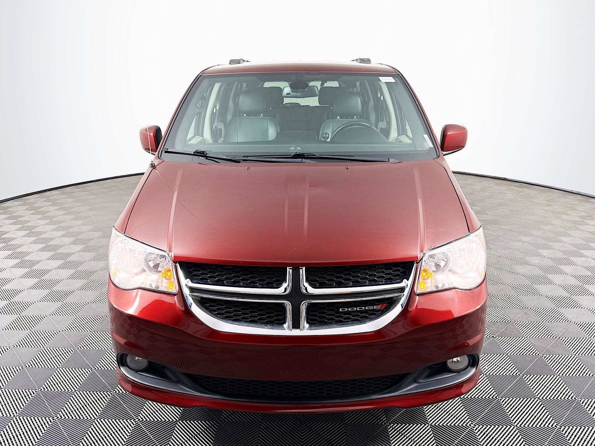 Used 2019 Dodge Grand Caravan SXT image 2