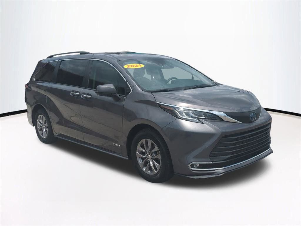 Used 2021 Toyota Sienna XLE FWD image 2