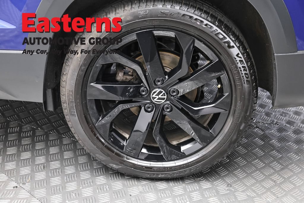 Used 2022 Volkswagen Taos SE w/ Panoramic Sunroof Package FWD image 8