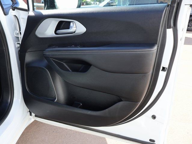 Used 2024 Chrysler Pacifica Limited FWD image 10