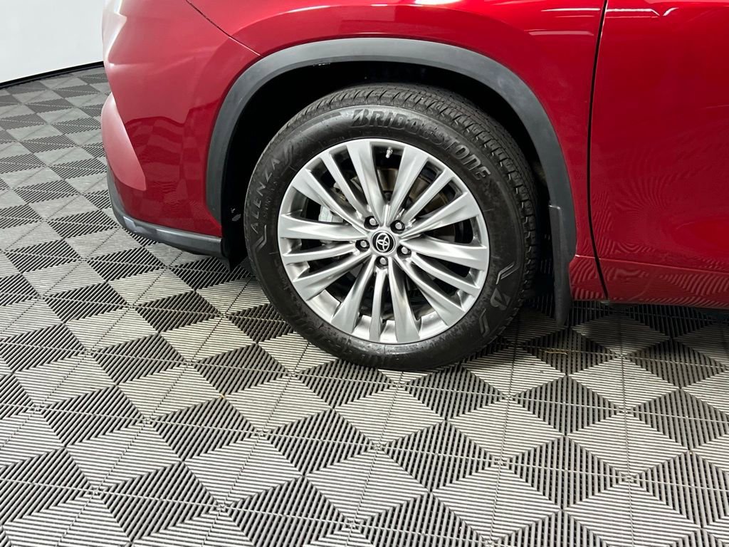 Used 2024 Toyota Highlander Platinum image 12