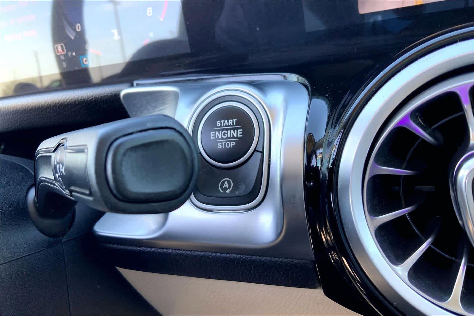 Used 2021 Mercedes-Benz GLB 250 w/ Premium Package image 32