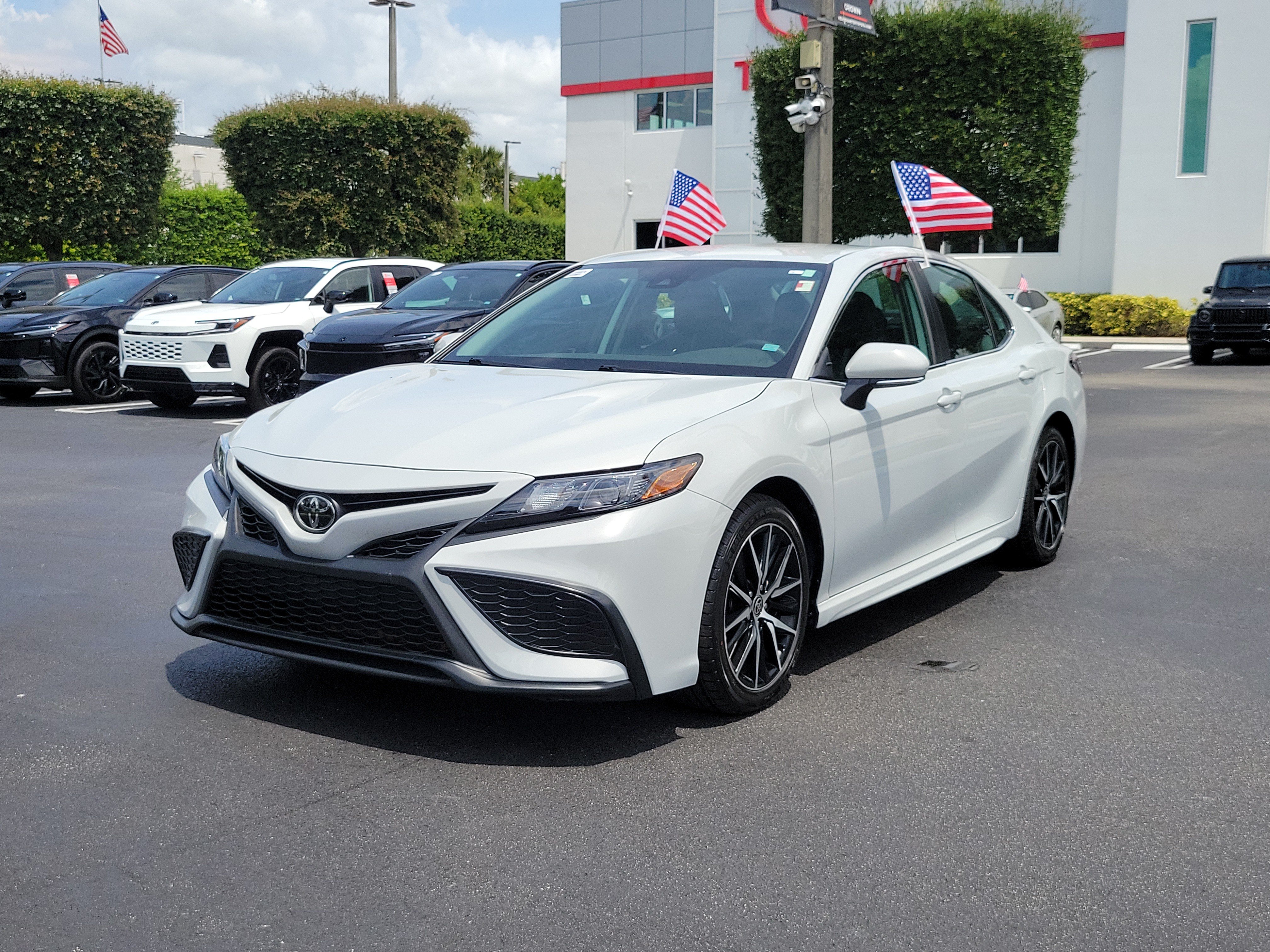 Used 2023 Toyota Camry SE FWD image 6