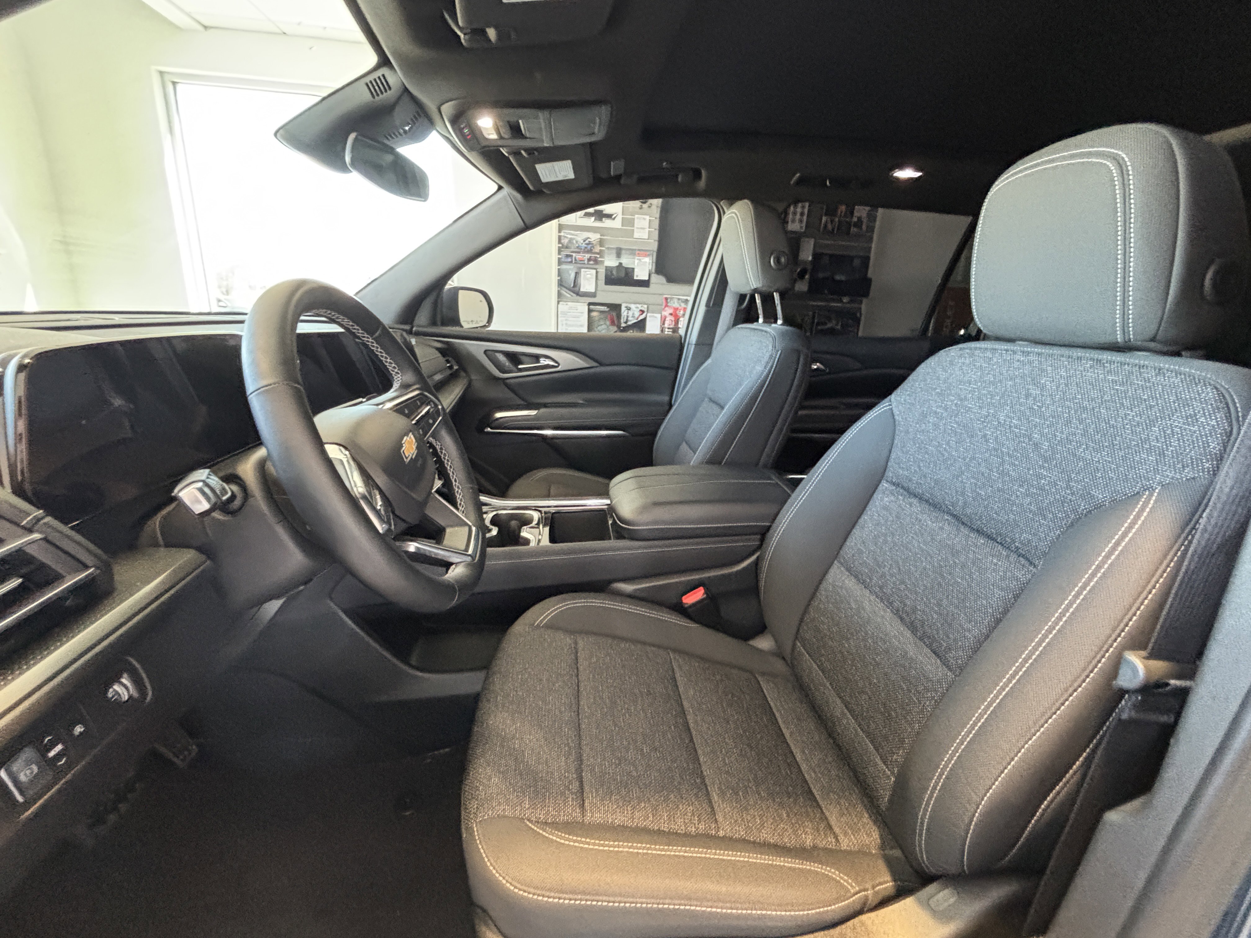 Used 2025 Chevrolet Traverse LT w/ Sun and Wheel Package image 7