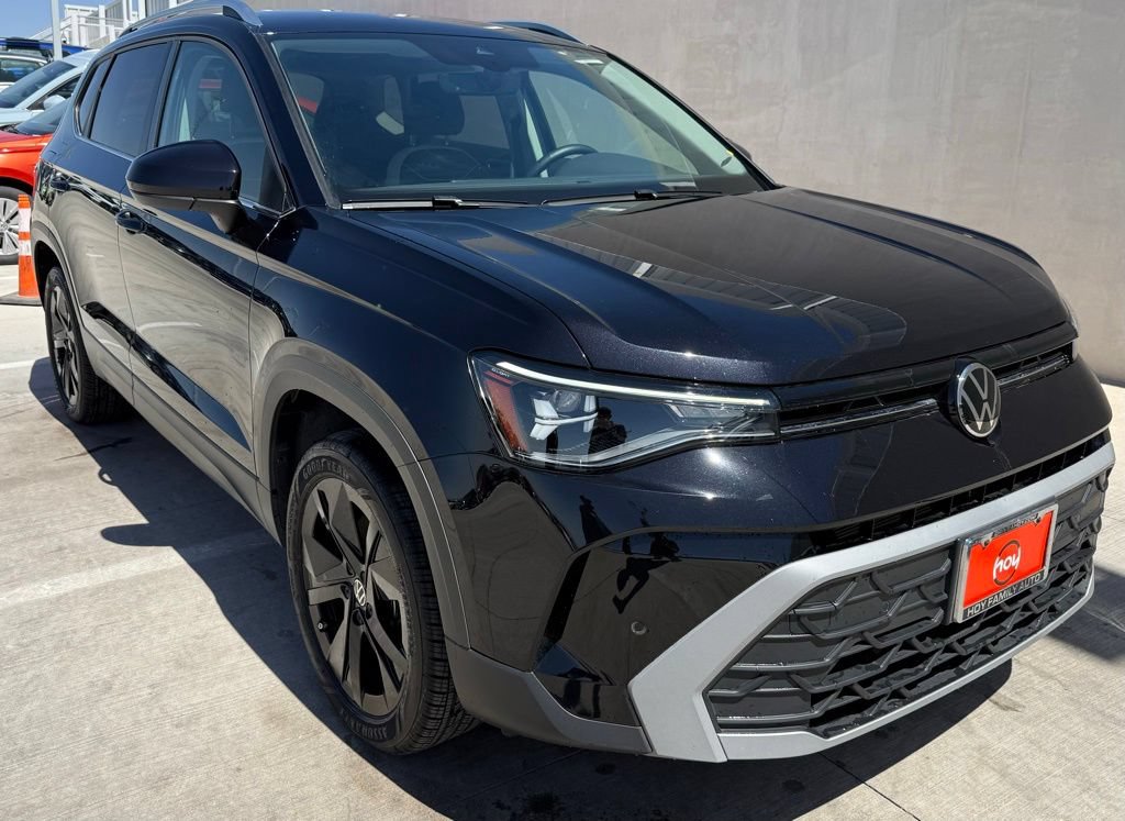 Certified 2025 Volkswagen Taos SE FWD image 2