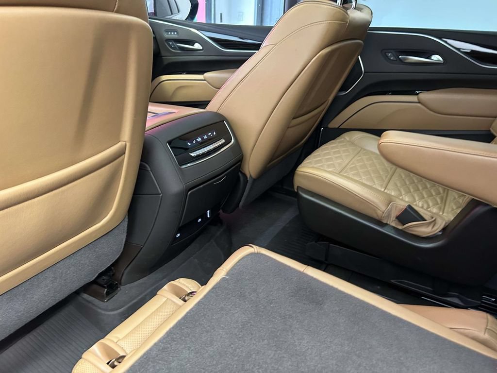Used 2023 Cadillac Escalade Premium Luxury AWD/4WD image 19