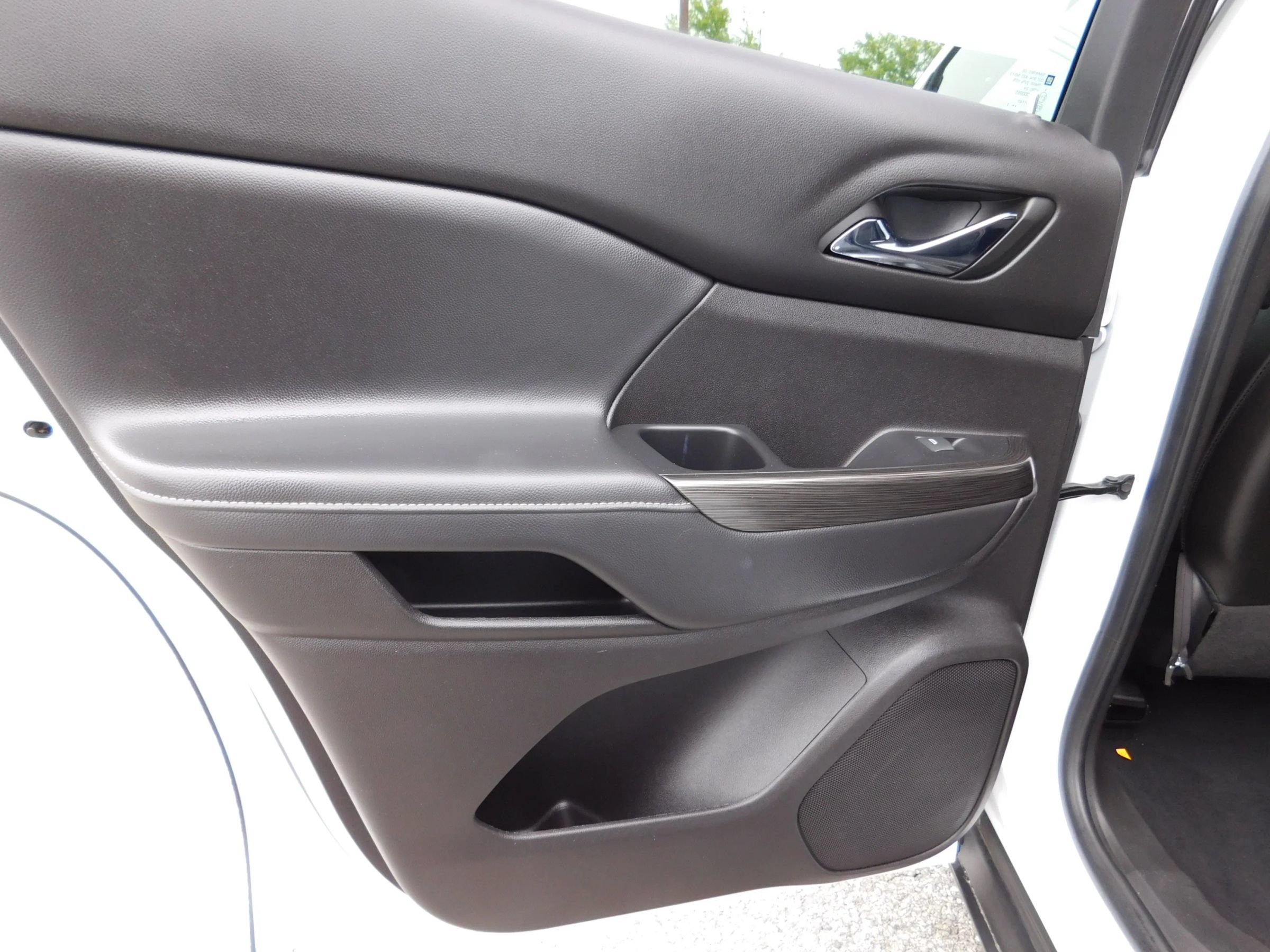 Used 2023 GMC Acadia SLT FWD image 11