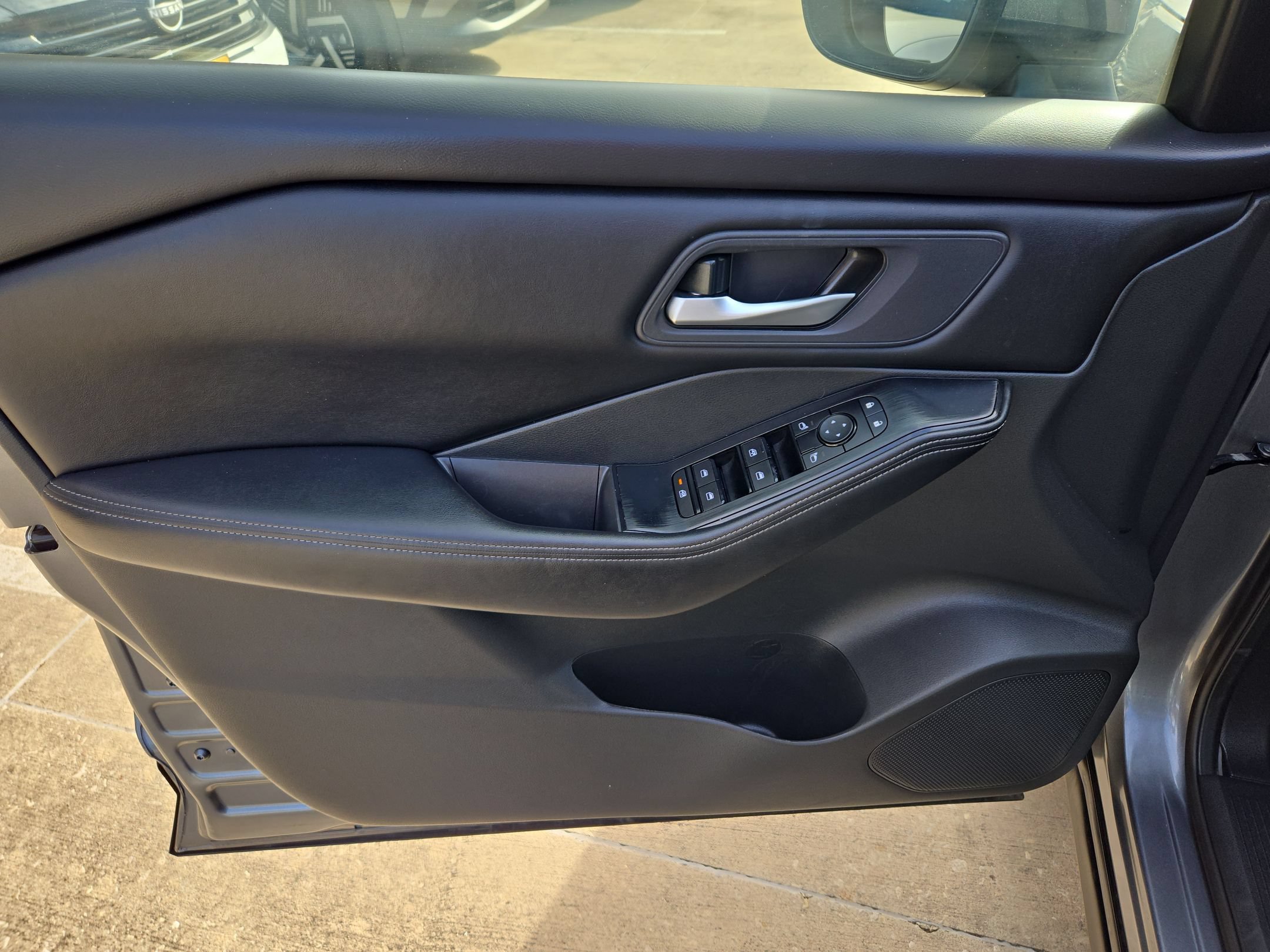 Certified 2025 Nissan Rogue SV FWD image 11