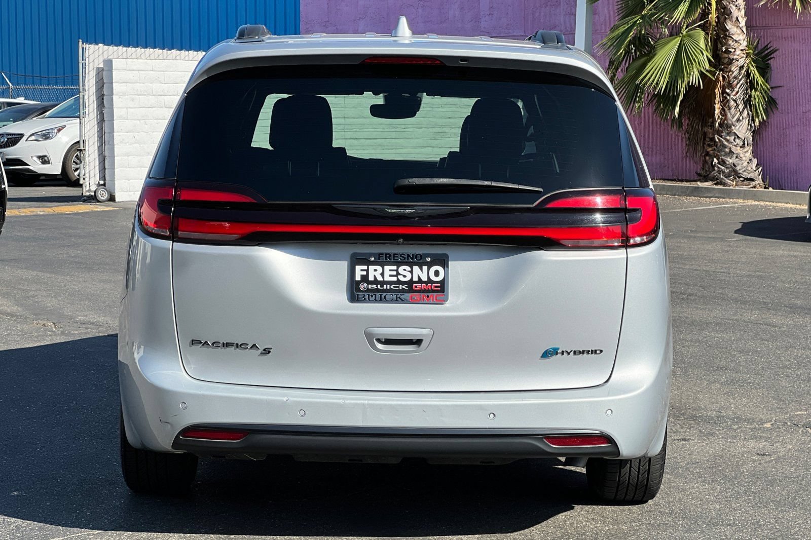 Used 2022 Chrysler Pacifica Limited w/ Uconnect Theater Family Group FWD image 5