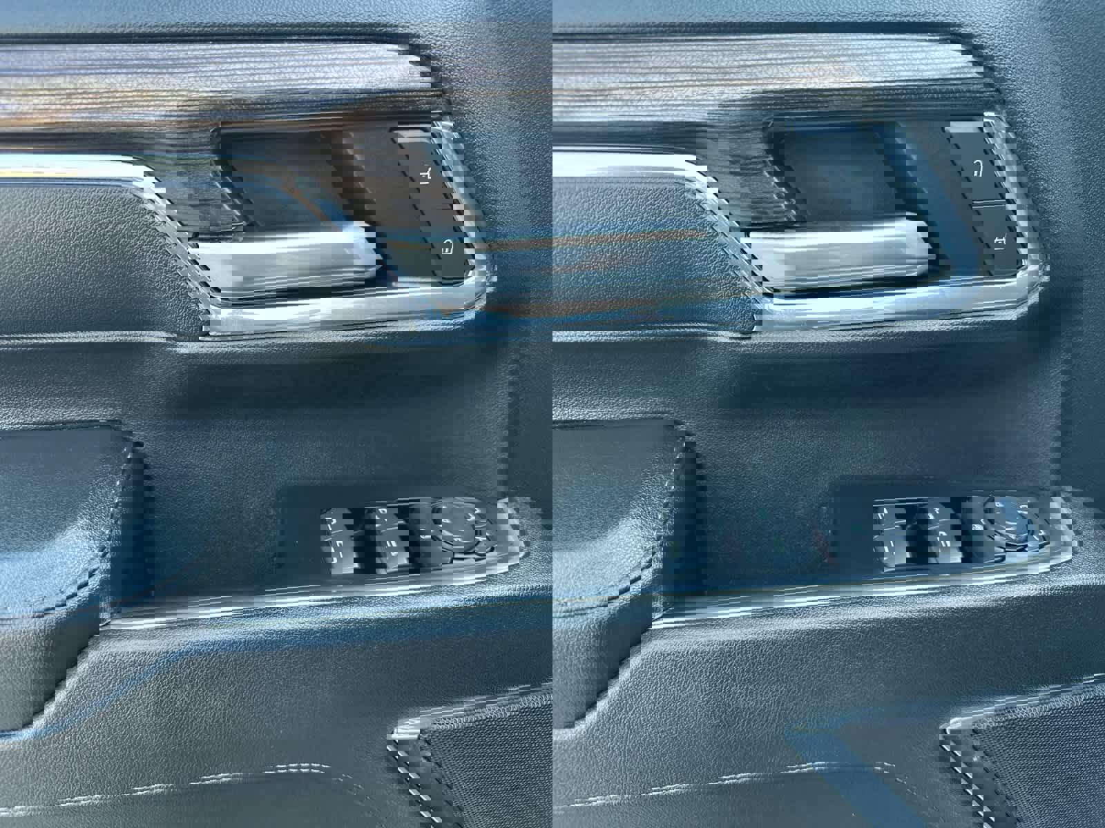 Used 2024 Chevrolet Silverado 3500 LT w/ Convenience Package image 10