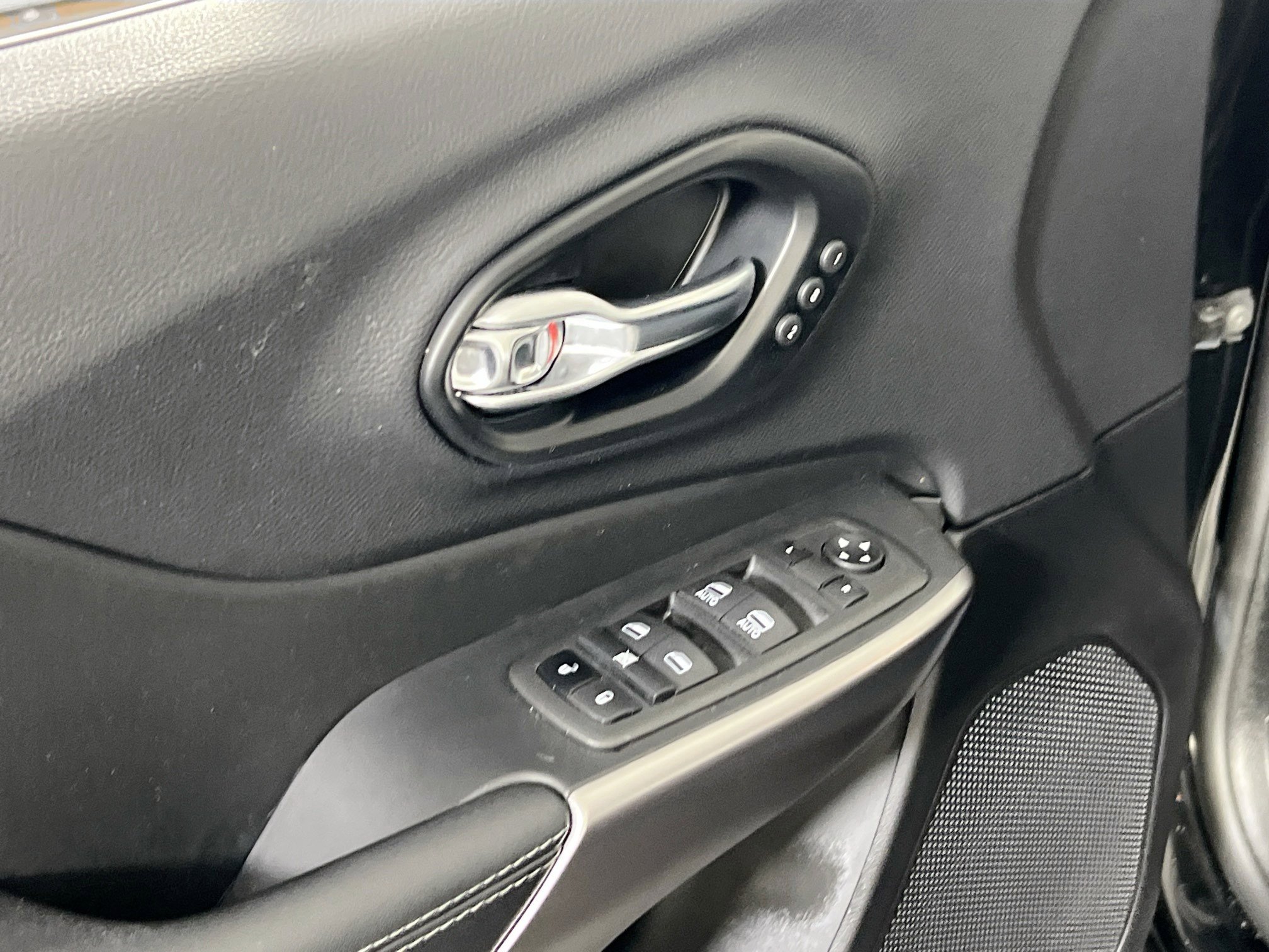 Used 2022 Jeep Cherokee Limited image 17