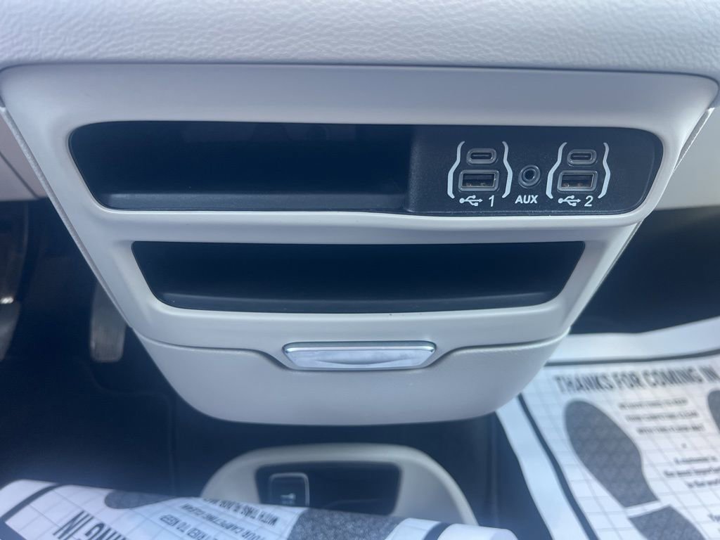 Used 2024 Chrysler Pacifica Touring-L image 17