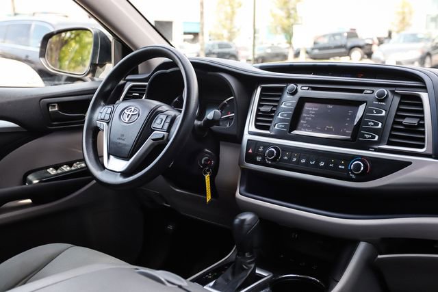 Used 2014 Toyota Highlander LE AWD/4WD image 45
