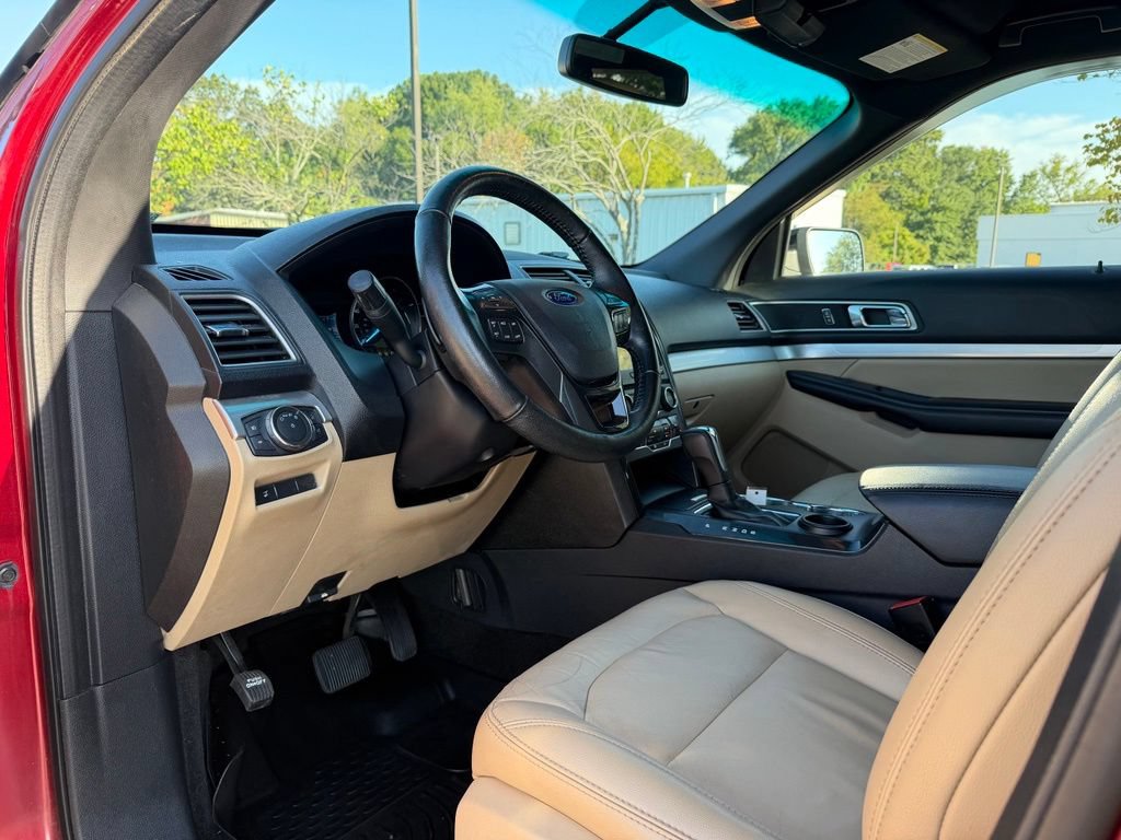 Used 2017 Ford Explorer XLT w/ Equipment Group 202A FWD image 10