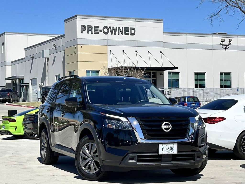 Used 2024 Nissan Pathfinder SV image 2