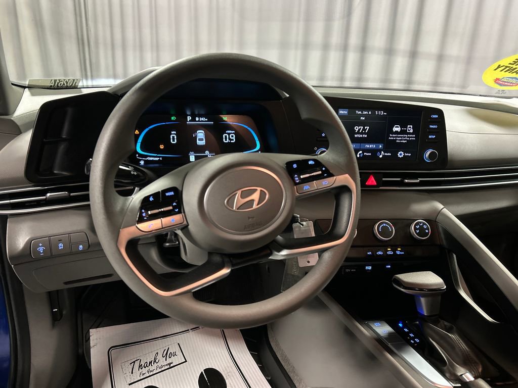 Used 2025 Hyundai Elantra SE image 13