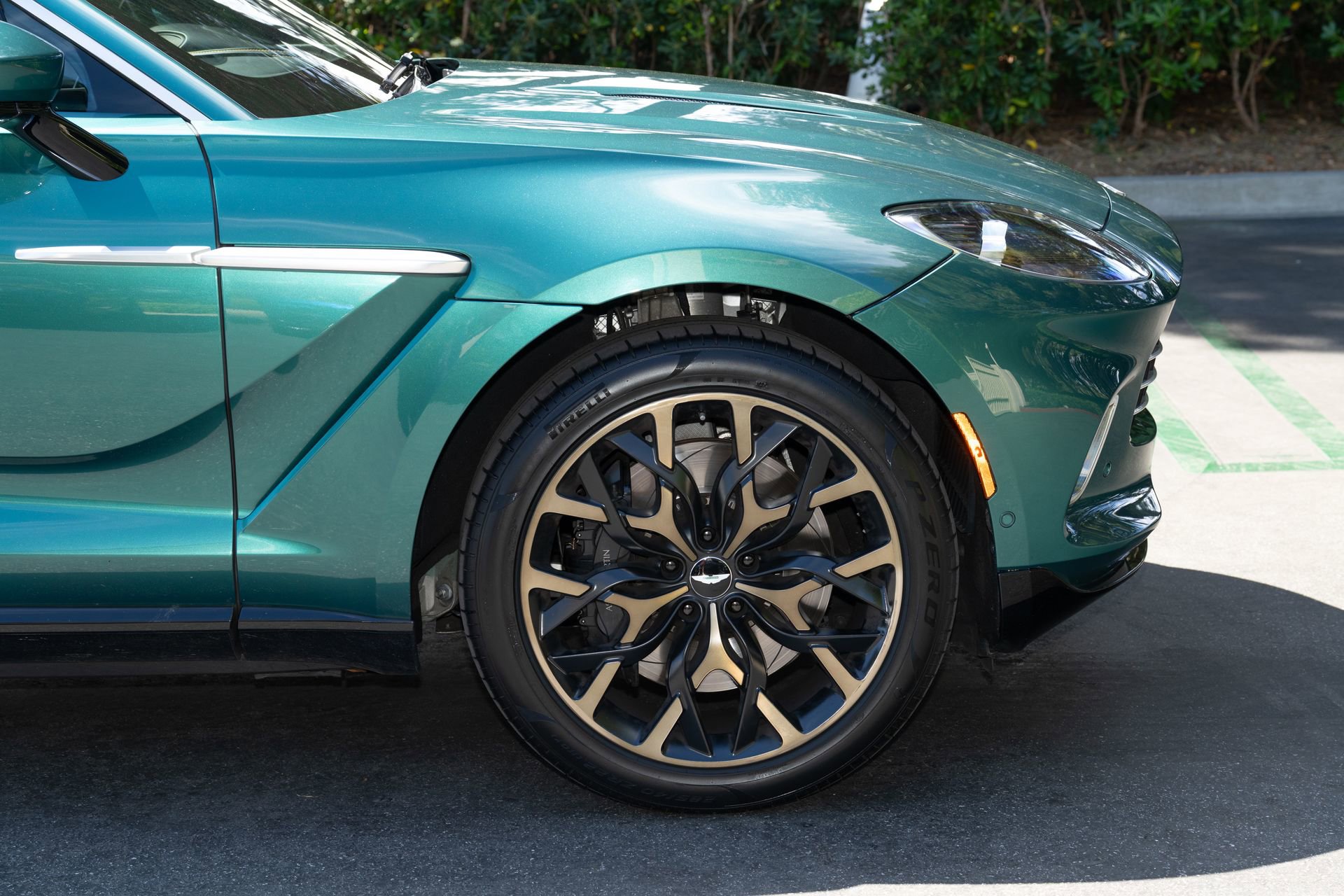 Used 2021 Aston Martin DBX AWD/4WD image 23