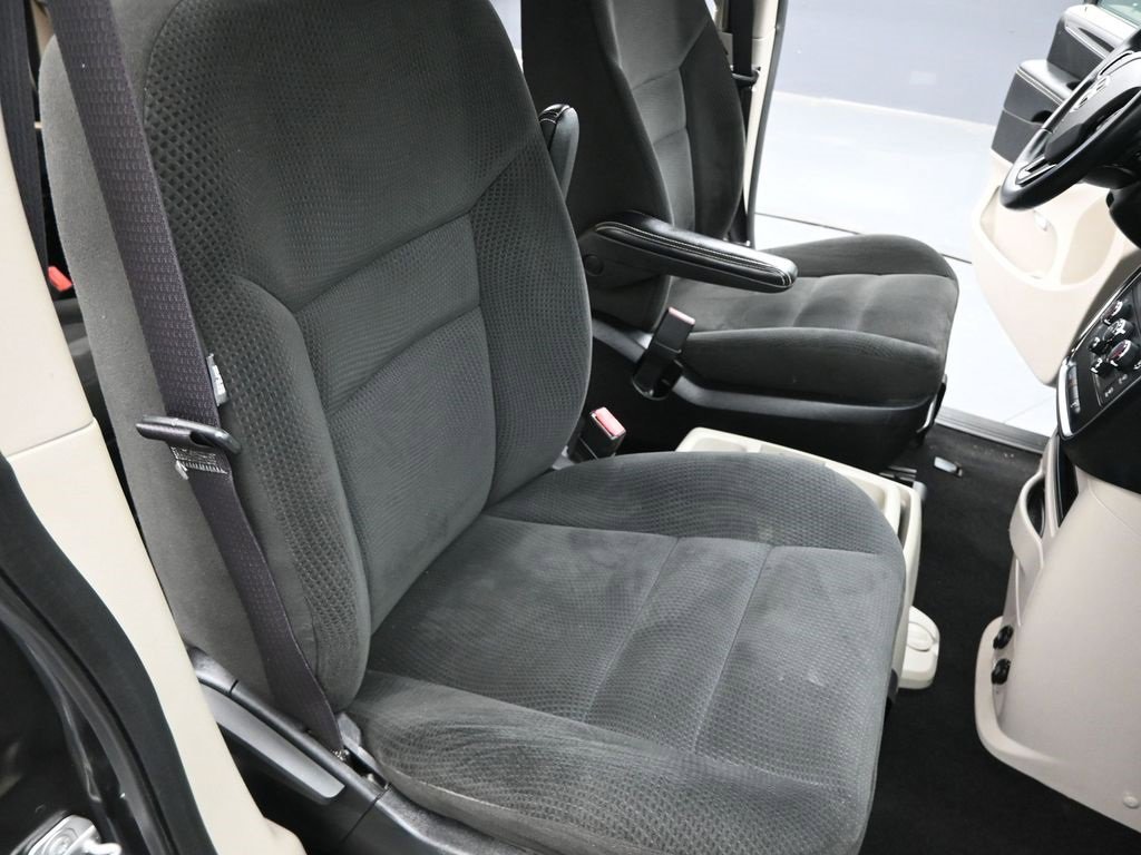 Used 2016 Dodge Grand Caravan SE image 22