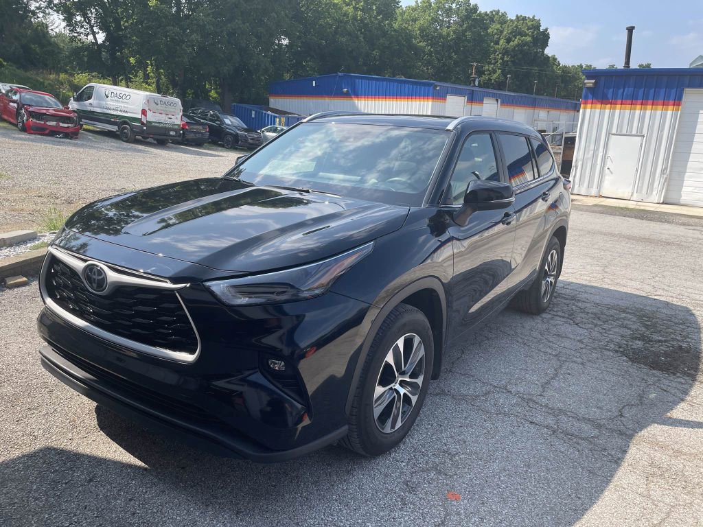 Used 2024 Toyota Highlander LE image 3