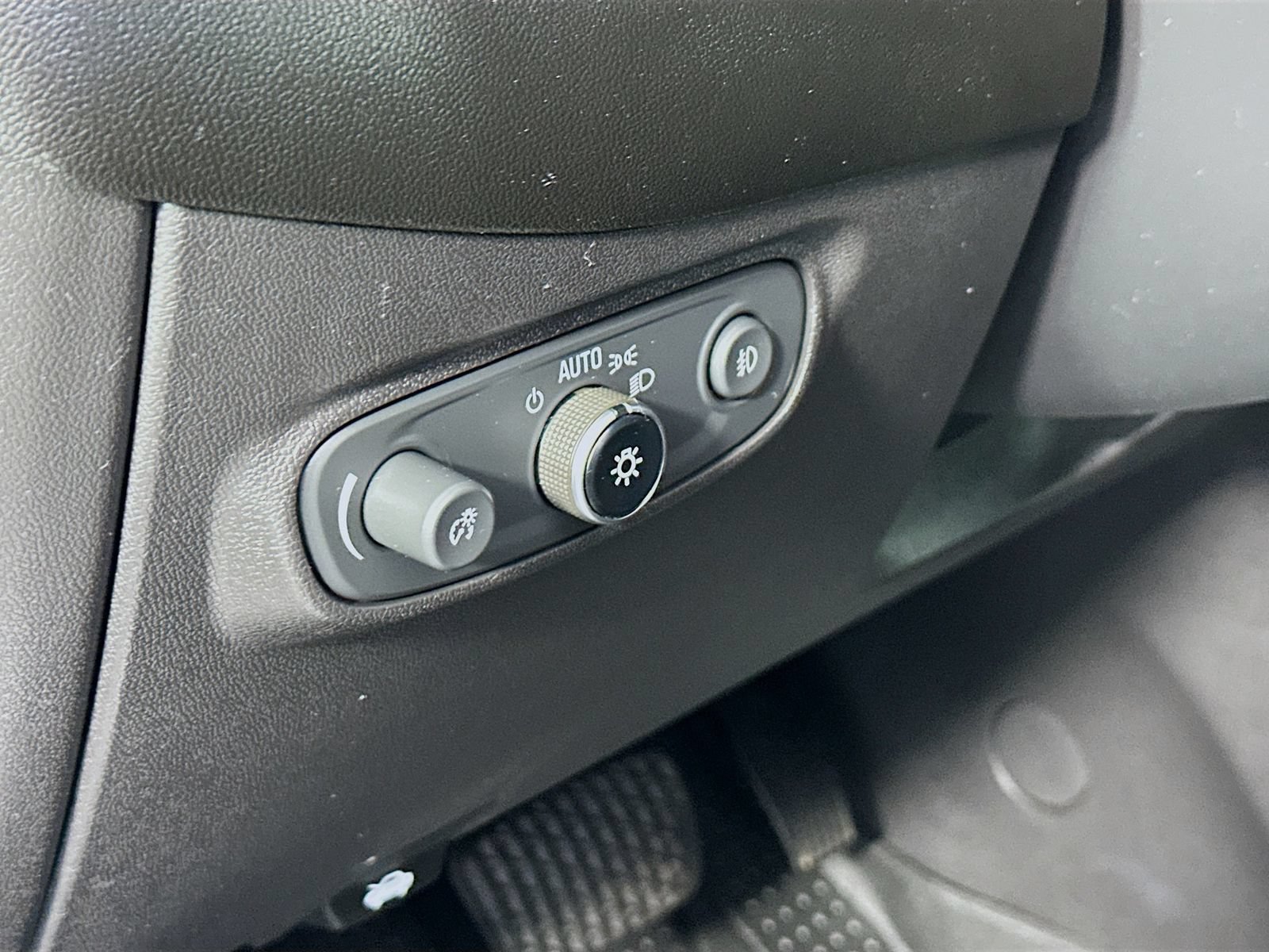 Used 2021 Chevrolet Equinox Premier w/ LPO, Floor Liner Package FWD image 10
