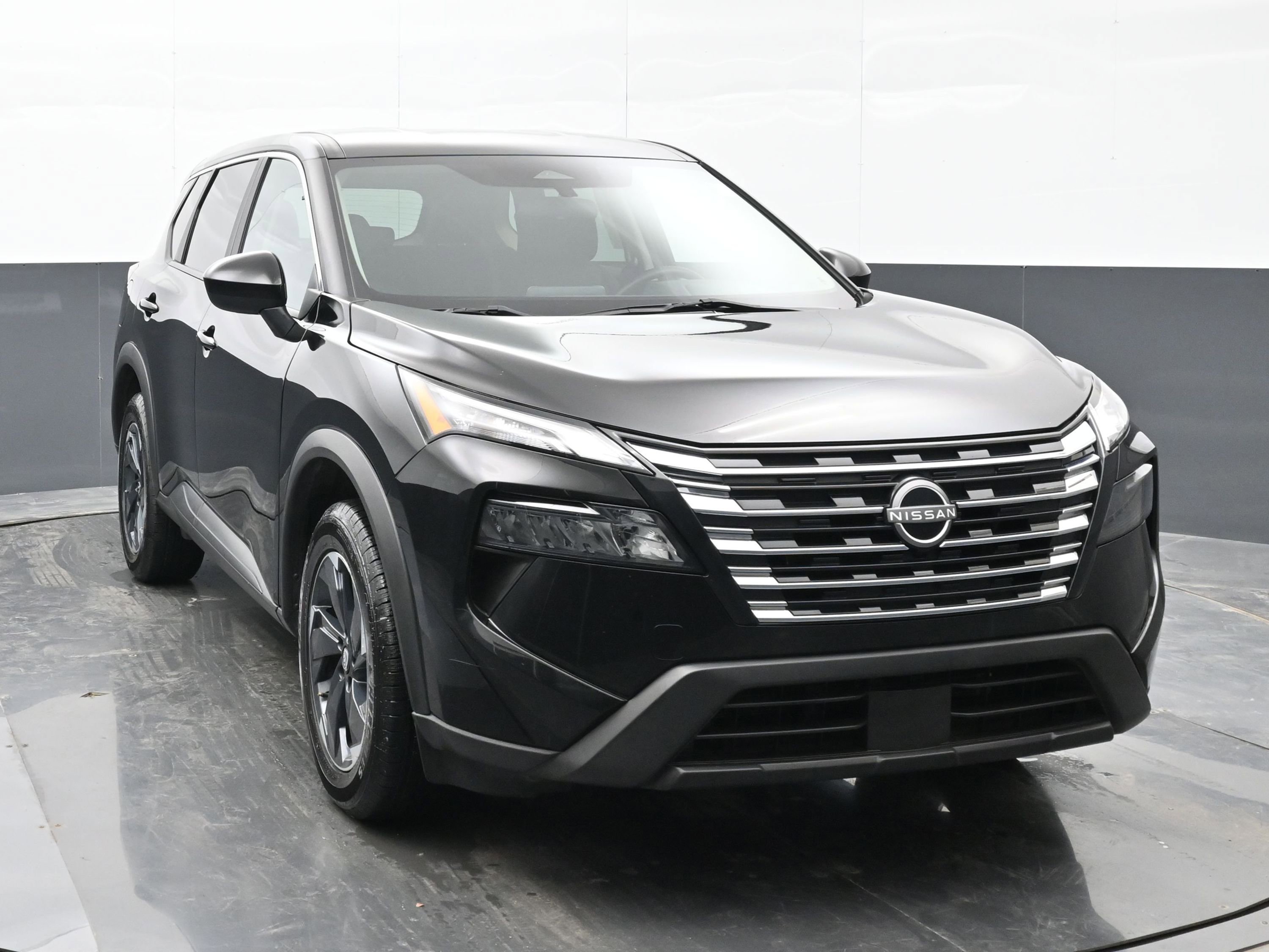 Used 2024 Nissan Rogue SV image 3