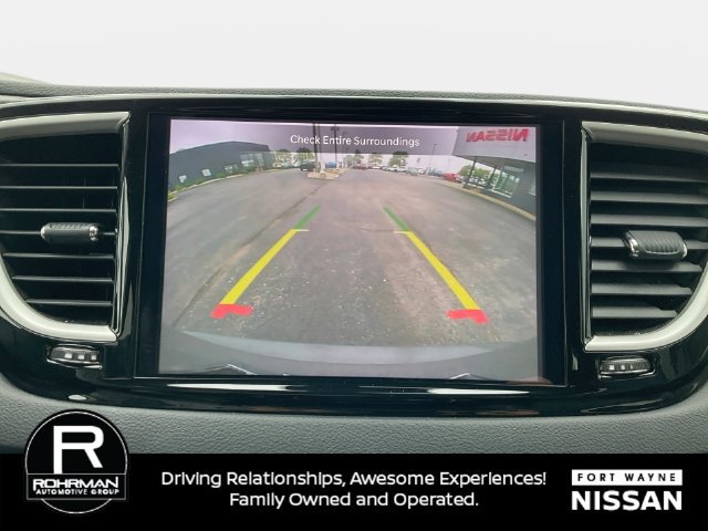 Used 2023 Chrysler Pacifica Touring-L FWD image 16