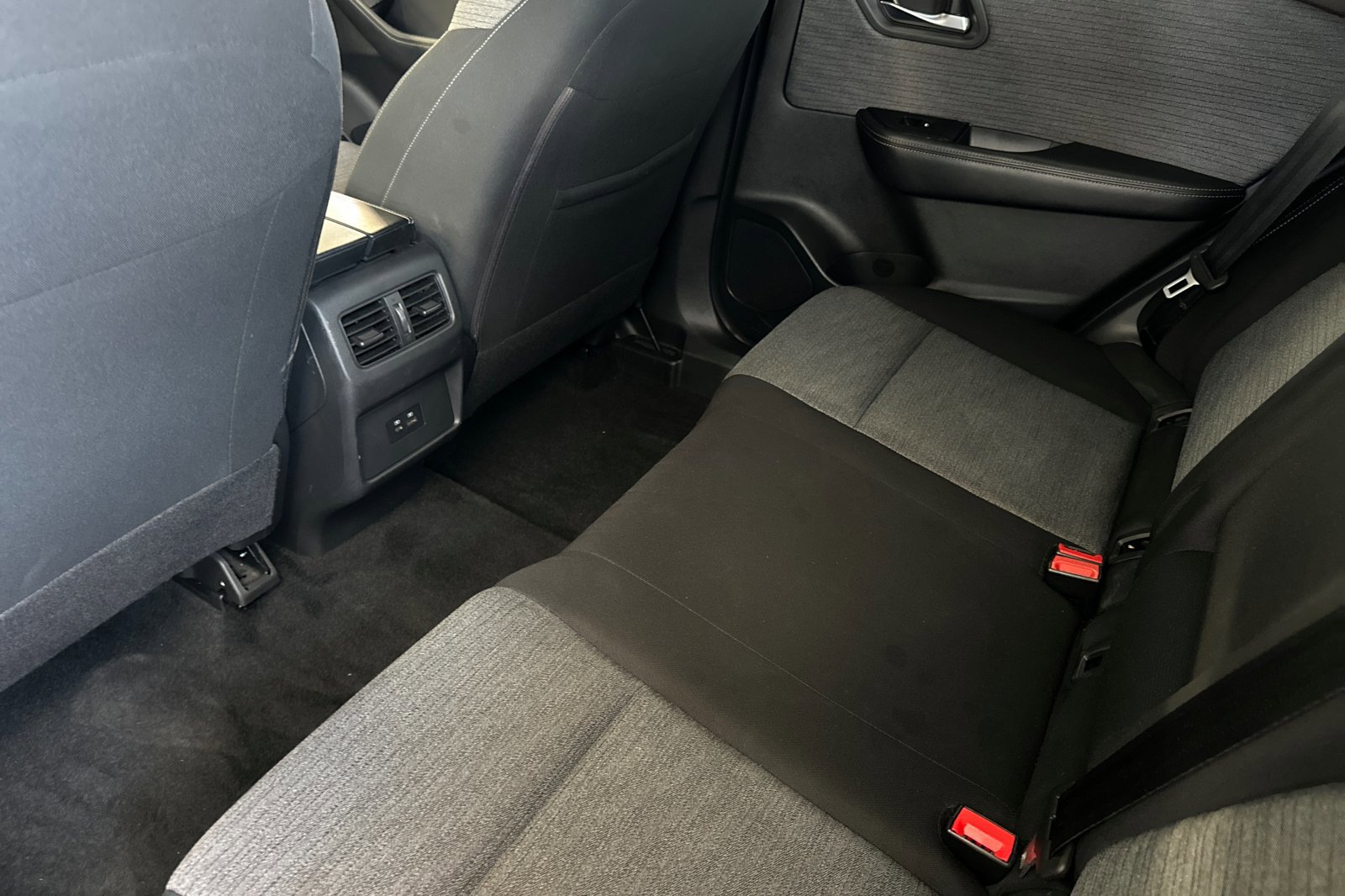 Used 2023 Nissan Rogue SV image 12