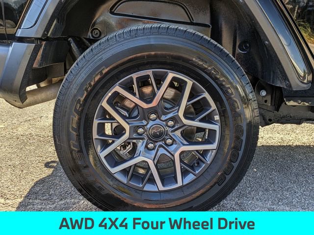 Used 2025 Jeep Wrangler Sahara image 12