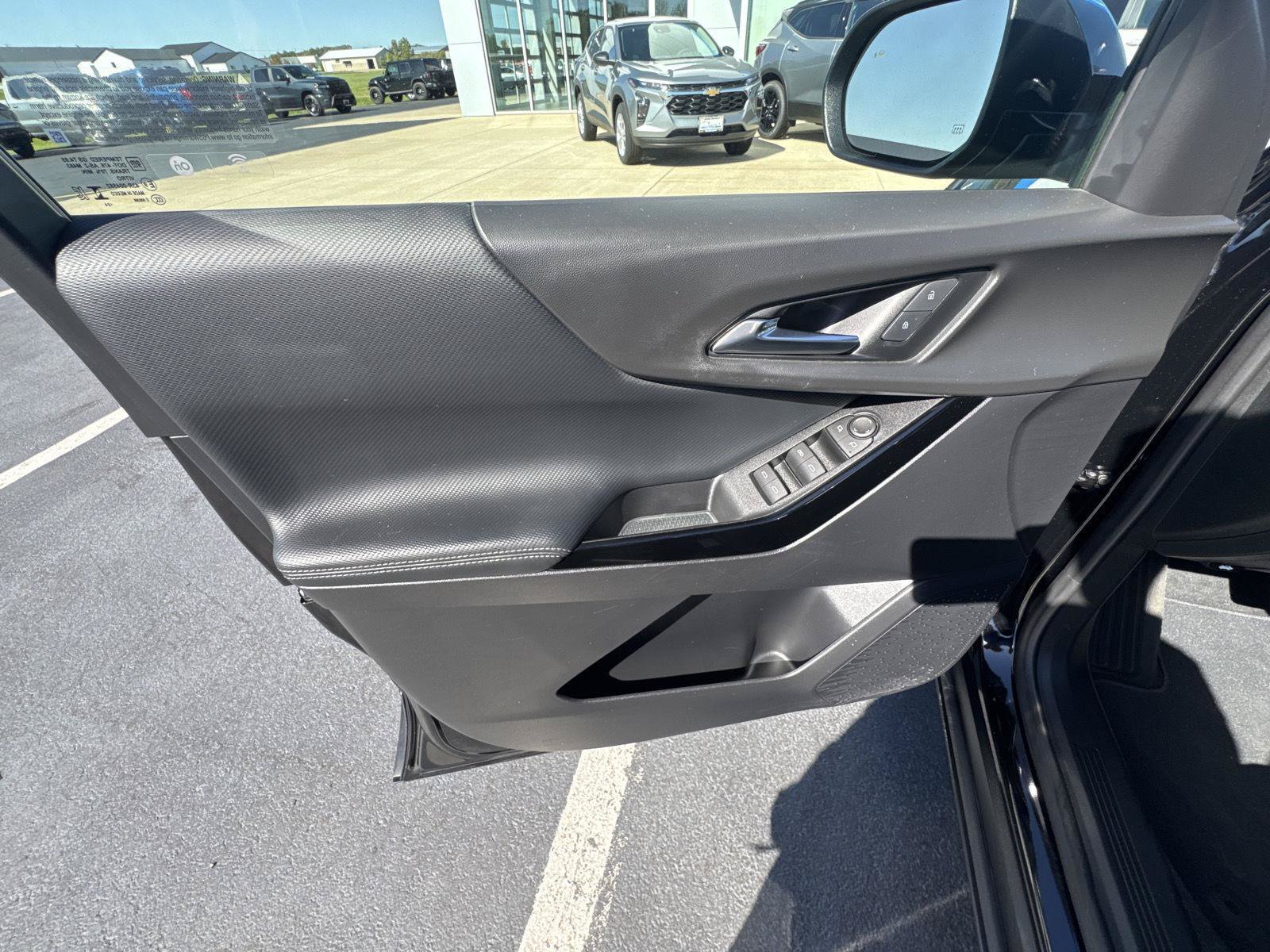 Used 2025 Chevrolet Equinox LT w/ Safety and Technology Package FWD image 8