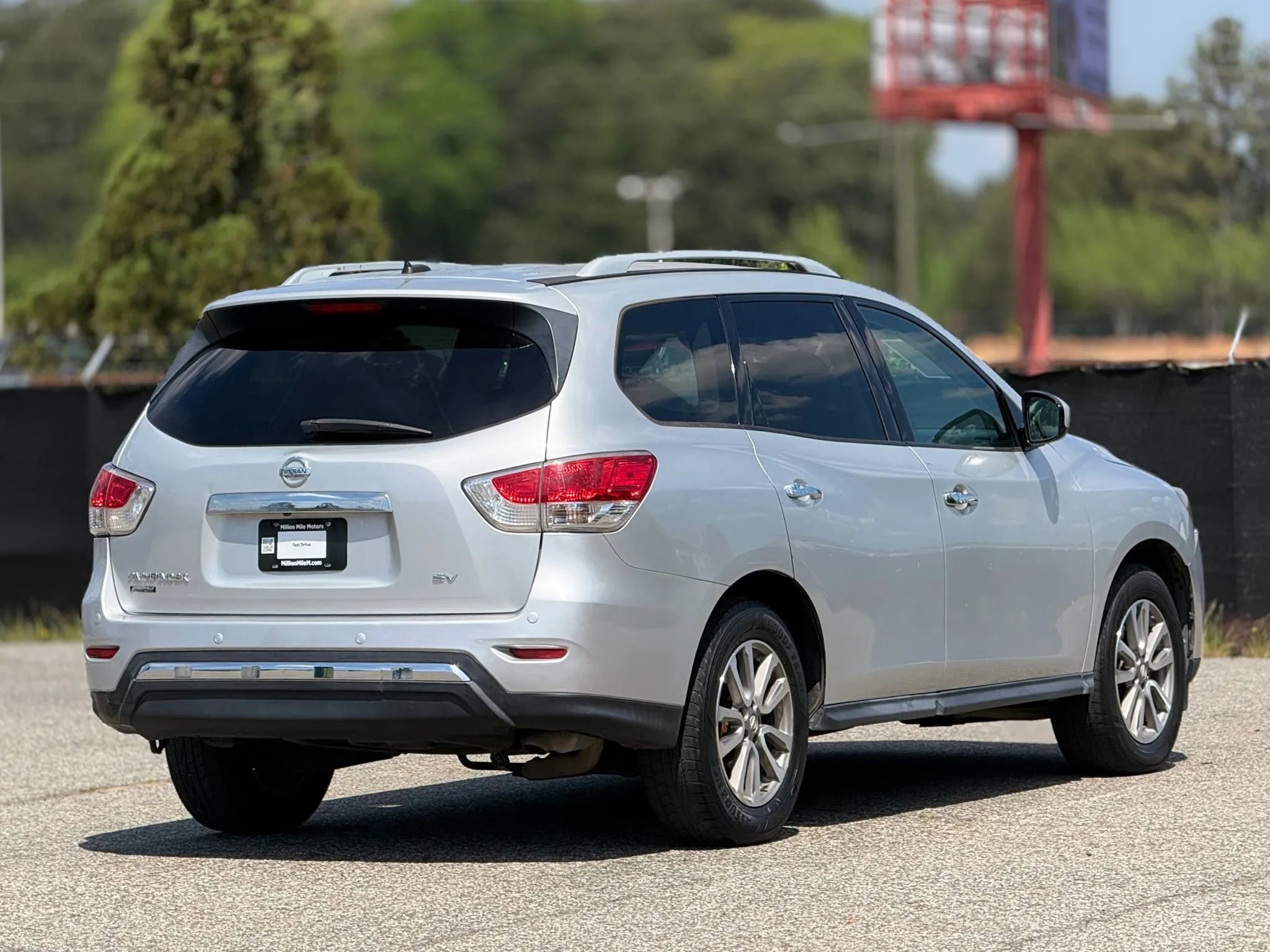 Used 2015 Nissan Pathfinder SV image 9