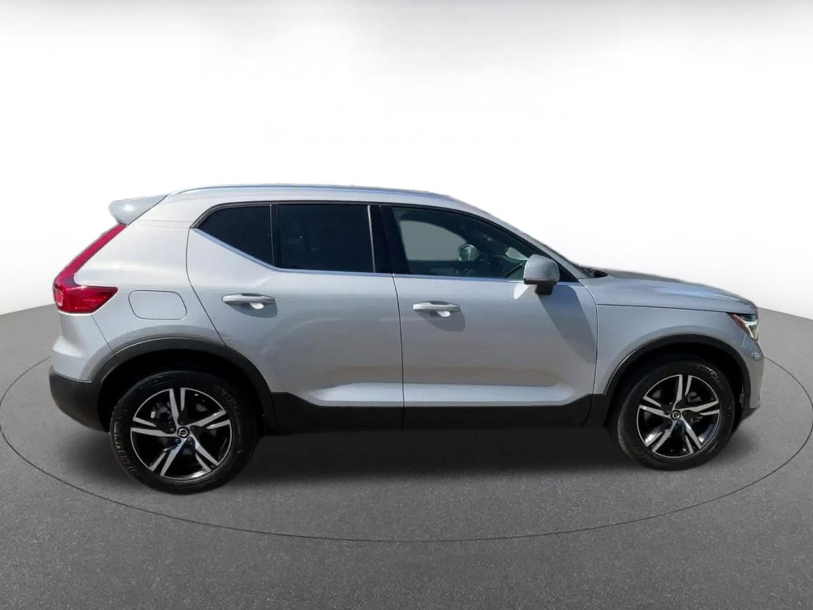 Used 2024 Volvo XC40 B5 Core image 16