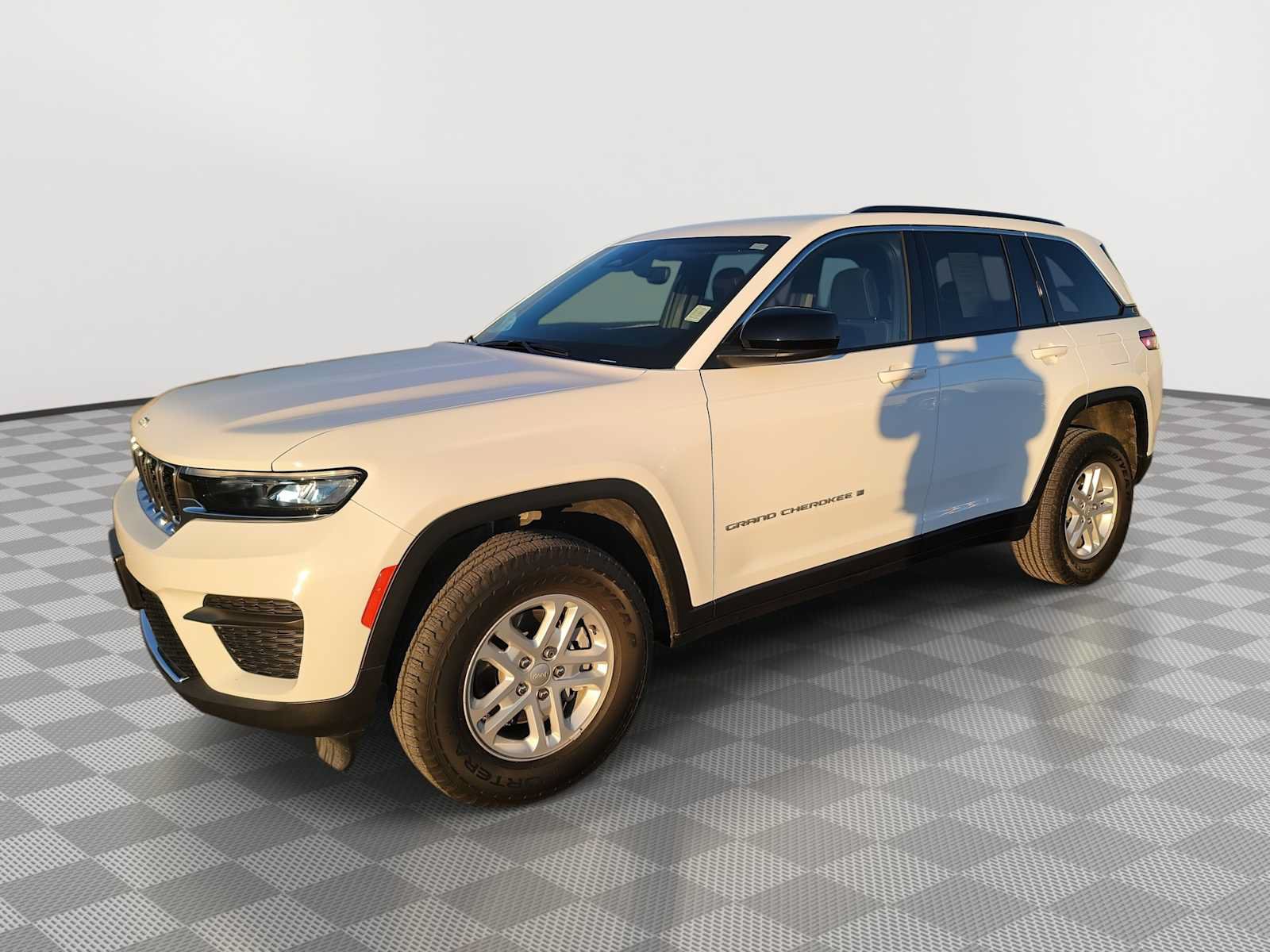 Used 2024 Jeep Grand Cherokee Laredo AWD/4WD image 1