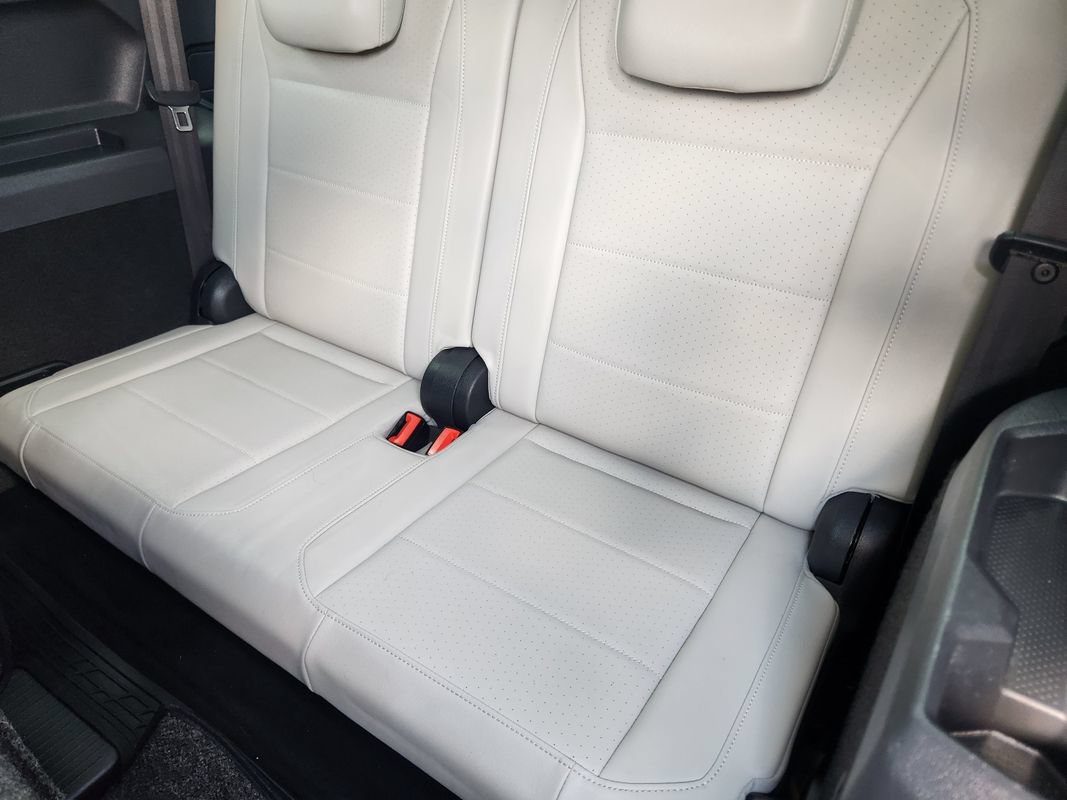 Used 2018 Volkswagen Tiguan SE AWD/4WD image 33