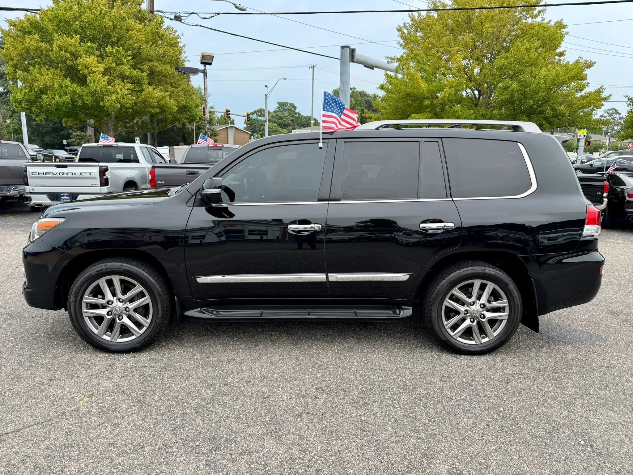 Used 2013 Lexus LX 570 4WD w/ Luxury Pkg image 2