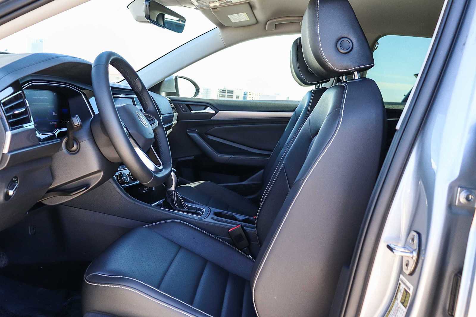 Certified 2022 Volkswagen Jetta SE image 18