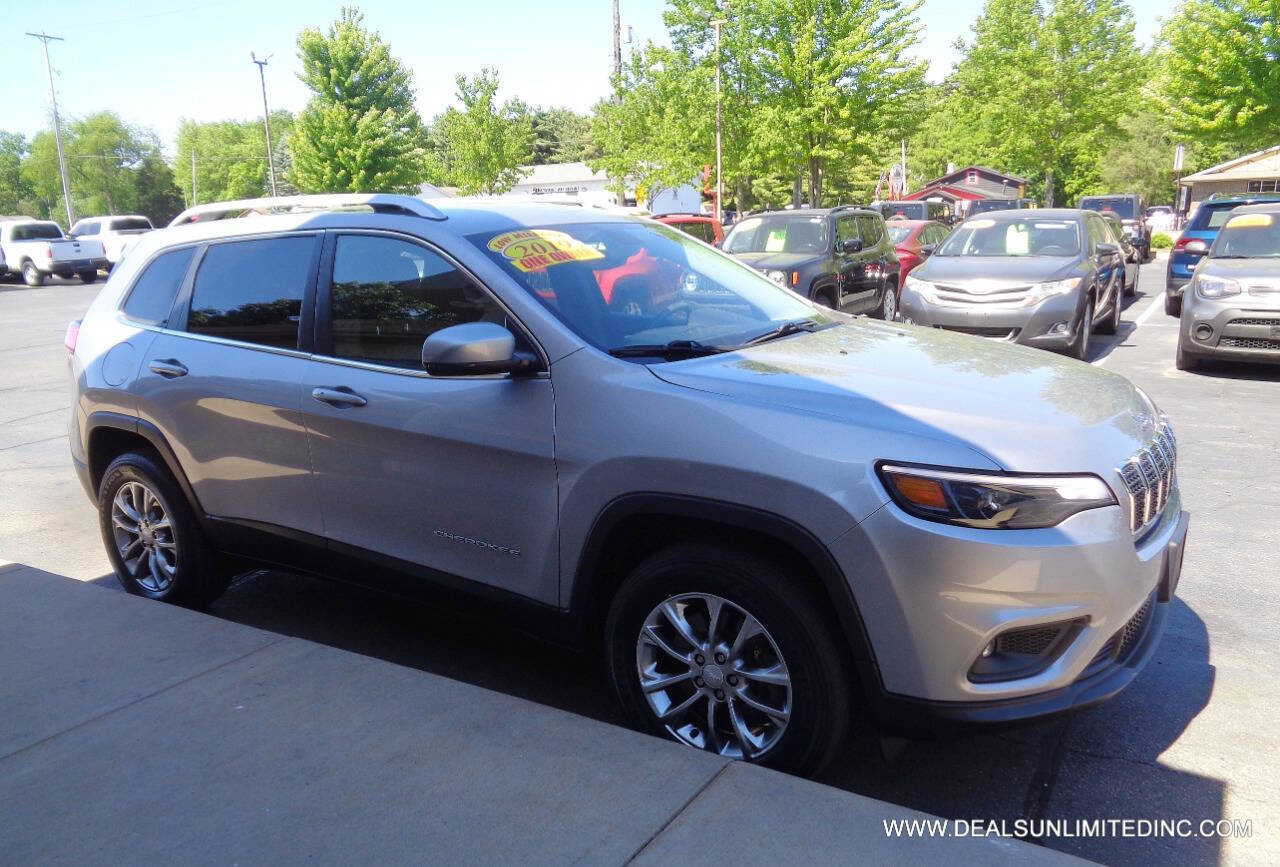 Used 2019 Jeep Cherokee Latitude Plus w/ Comfort/Convenience Group AWD/4WD image 2