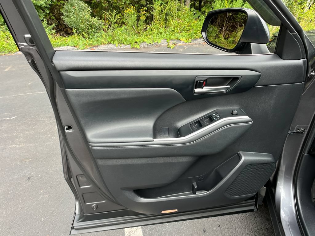 Used 2021 Toyota Highlander XLE AWD/4WD image 11