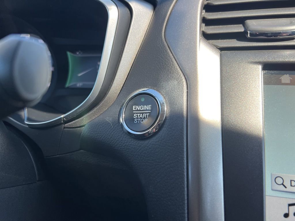 Used 2018 Ford Fusion SE w/ Fusion SE Technology Package image 16