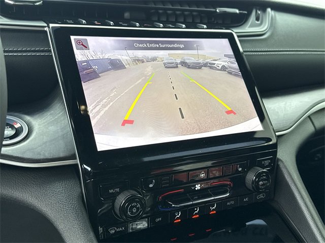 Used 2024 Jeep Grand Cherokee Limited w/ Black Appearance Package image 17